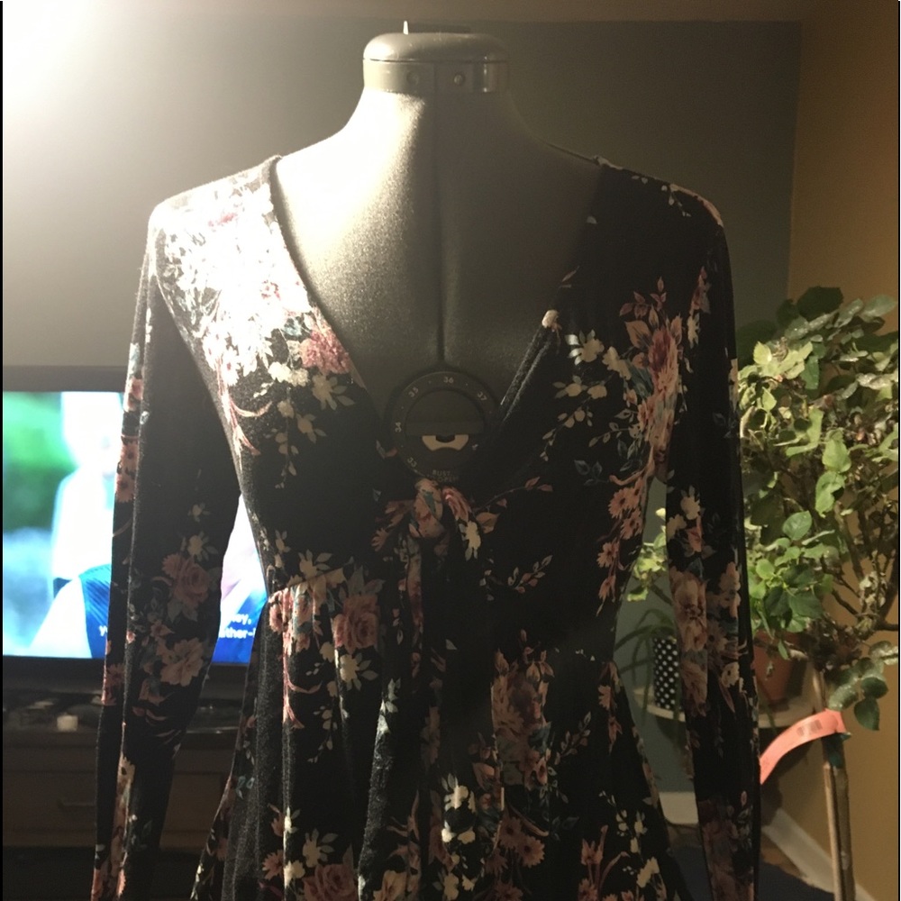 Bleuh Ciel - Small V neck with bow floral